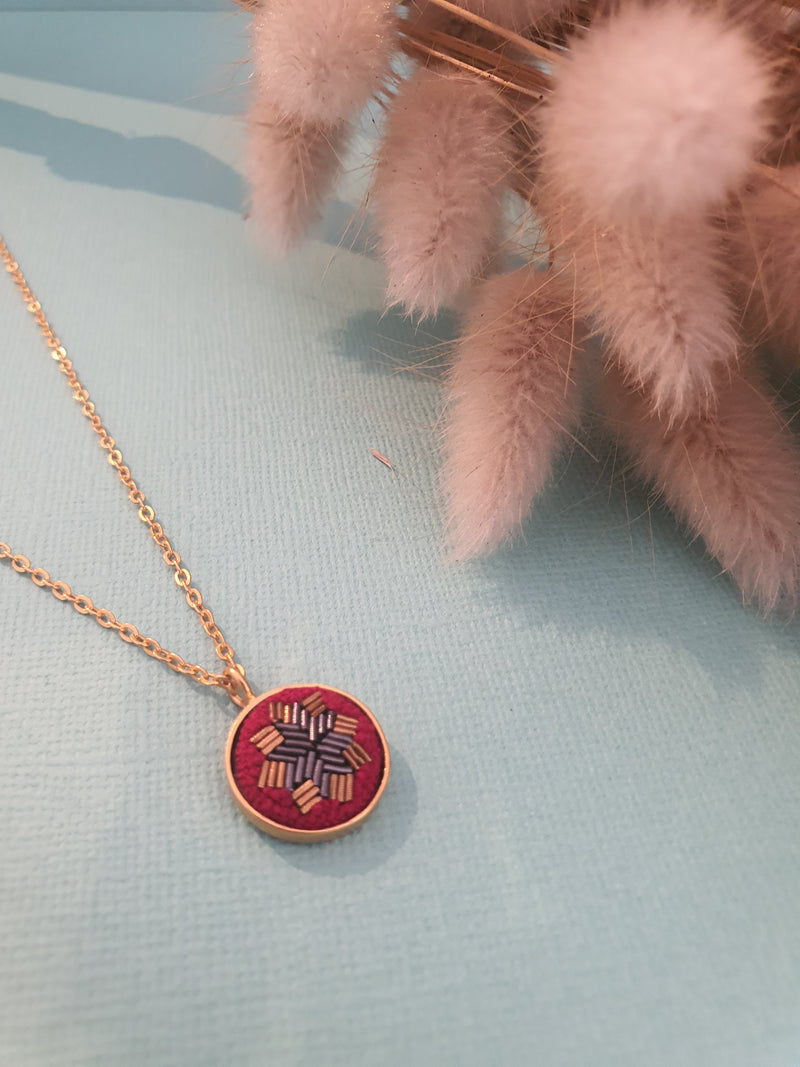 Red Star Pendant Embroidered Necklace Silver/Gold